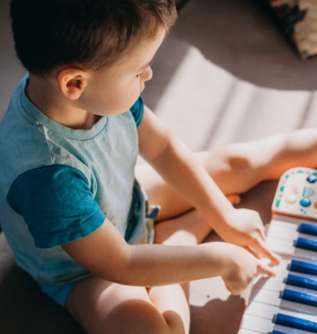 Enfant Asiatique De 10 Ans Appréciant L'écoute De La Musique