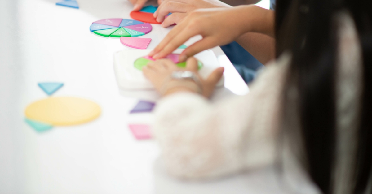 Pédagogie Montessori : activité peinture au doigt